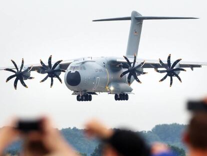 Espectadores observan un aterrizaje de un Airbus A400M de la Fuerza Aérea Alemana. 