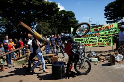 Motoboys manifestaram apoio à greve dos caminhoneiros também realizam protestos contra a alta no preço dos combustíveis. Em Brasília, um grupo cercou a entrada de uma distribuidora de combustíveis, que acabou sendo cercada pela polícia, e fez uma barricada. Havia faixas em defesa de