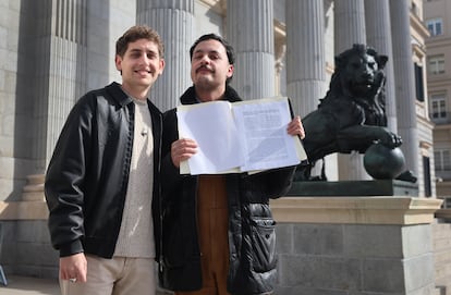 Xavi Martínez Cal, víctima de pseudoterapias de convervisón, y Saúl Castro, presidente de la asociación No es terapia, en las puertas del Congreso. 