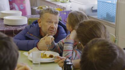 Cuando vamos a un restaurante nos convertimos en un camión escoba del menú infantil.
 
 