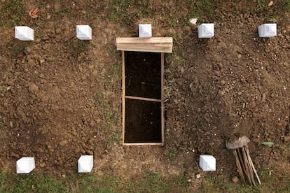 Vista aérea de una de las tumbas recién excavadas antes del funeral multitudinario en Potocari, Bosnia.