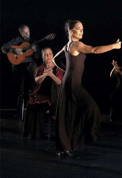 Carmen Linares (sentada), el sábado durante el espectáculo <i>El círculo mágico,</i><b> </b>en Lucerna.