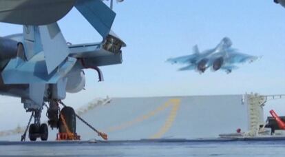 Un avión ruso despega del portaaviones Almirante Kuznetsov, frente a la costa siria, en noviembre.