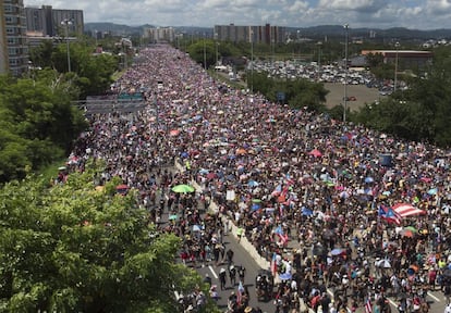 Miles de personas llenan la autopista Las Américas, en San Juan, Puerto Rico, pidiendo la renuncia del gobernador Ricardo Rosselló, el 22 de julio de 2019. Esto después de que se expuso un chat grupal con comentarios misóginos y homofóbicos de Rosselló.