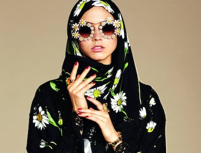 Modelo posa com a coleção 'Abaya', de Dolce & Gabanna.