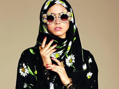 Modelo posa com a coleção 'Abaya', de Dolce & Gabanna.