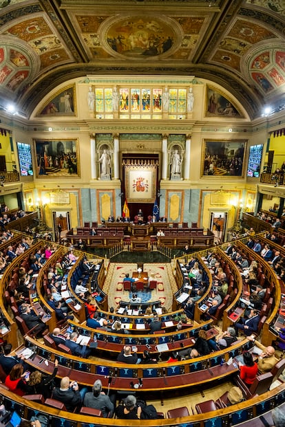 Aforo casi completo al inicio de la sesión parlamentaria del 8 de febrero.