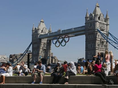 Unos aros oli&iacute;mpicos cuelgan del Puente de la Torre en Londres.