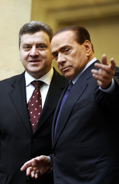 El primer ministro italiano, Silvio Berlusconi, recibe en Roma al presidente de Macedonia, Gjorge Ivanov.