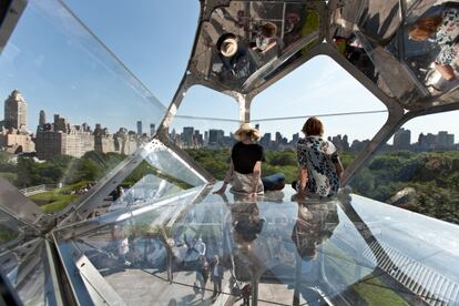 La instalación de Saraceno constituye un sorprendente mirador de la ciudad.