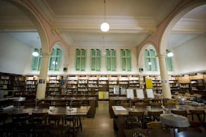 La sala de la biblioteca Pere Vila, que en bona mesura es conserva tal com es va inaugurar el 1934,