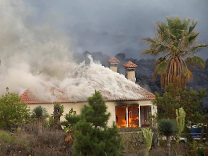 Una casa es destruida por la lava del volcán de la zona de Los Llanos, a 20 de septiembre de 2021, en El Paso, La Palma.