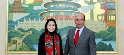 Emilio Bot&iacute;n (izquierda), y la presidenta del Bank of Beijing, Yan Xiaoyan.
