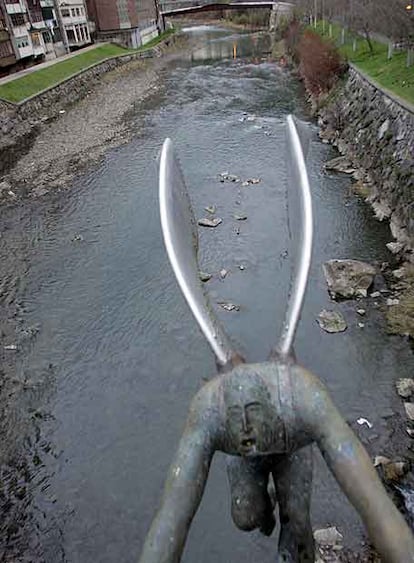 El cauce del río Deba, uno de los más contaminados de Euskadi, a su paso ayer por Elgoibar.