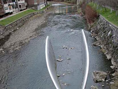 El cauce del río Deba, uno de los más contaminados de Euskadi, a su paso ayer por Elgoibar.