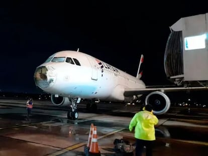 El avión de Latam después de su aterrizaje forzoso en el aeropuerto Silvio Pettirossi, en Asunción (Paraguay), el 26 de octubre.