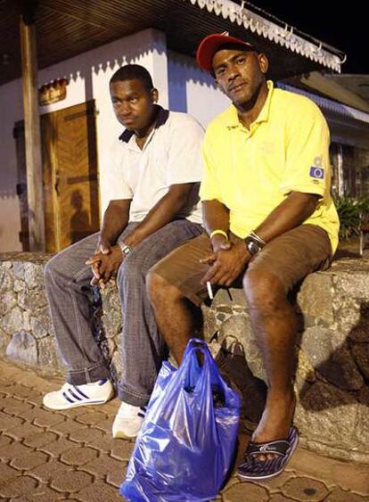 Thierry Abdalá (derecha), ayer en una calle de Victoria, en Seychelles.