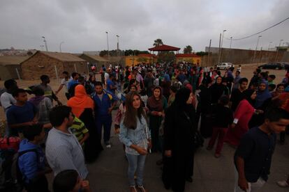 Un grupo de demandantes de asilo sirios se congregan a la salida del Centro Temporal de Inmigrantes de Melilla.