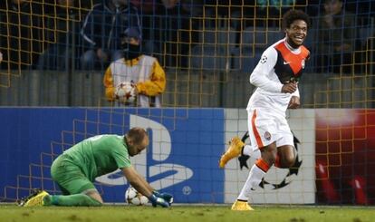 Luiz Adriano celebra un gol contra el BATE.