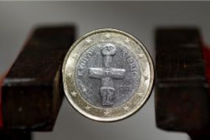 Un euro chipriota es fotografiado en Atenas (Grecia).