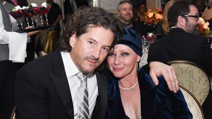 Kurt Iswarienko y Shannen Doherty en la Gala de los Gigantes de la Ciencia de Los Ángeles de la Sociedad Estadounidense del Cáncer, el 5 de noviembre de 2016 en California.