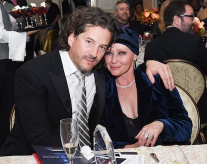 Kurt Iswarienko y Shannen Doherty, en una gala contra el cáncer celebrada en Los Ángeles en 2016. 