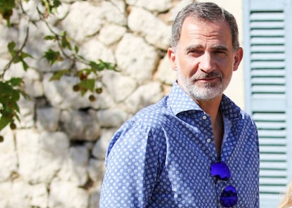 Parece una camisa de vestir estampada, pero en realidad es la elección estilística más valiente de Felipe VI durante el verano de 2019.