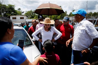 Maria Corina Machado saluda a un niño en un mitin en Caripito, en el Estado Monagas (Venezuela), el 28 de marzo.