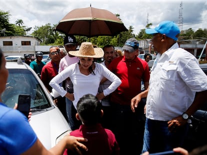 Maria Corina Machado saluda a un niño en un mitin en Caripito, en el Estado Monagas (Venezuela), el 28 de marzo.