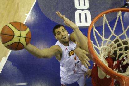 Felipe Reyes intenta encestar defendido por Olynyk.