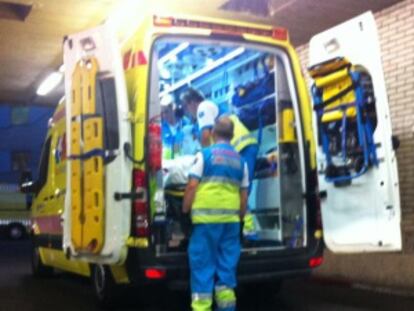 La ambulancia con el herido, a su llegada al servicio de urgencias del Marañón.