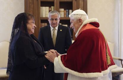 El Papa saluda a la esposa del presidente guatemalteco ante este.