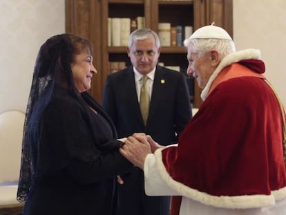 El Papa saluda a la esposa del presidente guatemalteco ante este.