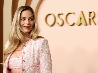 Margot Robbie en el almuerzo de nominados a los Oscar celebrado en el hotel Beverly Hilton de Beverly Hills (California), el 12 de febrero de 2024.