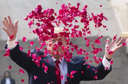 El presidente de Estados Unidos, Donald Trump, durante una ceremonia de colocación de coronas en el memorial de Mahatma Gandhi en Raj Ghat, en Nueva Delhi (India).