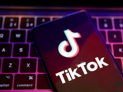 El logo de TikTok, en un teléfono móvil.