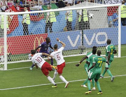 El jugador de la selección polaca Grzegorz Krychowiak marca ante Senegal.