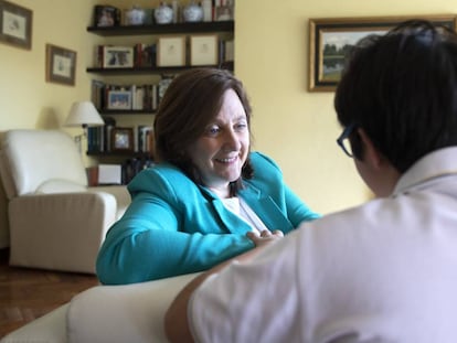 Inés Álvarez, presidenta del Patronato de la fundación Down Madrid, junto a su hijo Joaquín.