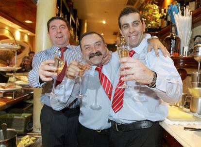 Tres empleados de la cafetería Metro Moyúa de Bilbao celebran el reparto íntegro de uno de los cuartos premios en la Lotería Navidad de 2008.