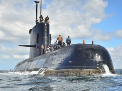 La nave de la Armada Argentina, con 44 tripulantes a bordo, está alojada en el lecho marino a 900 metros de profundidad