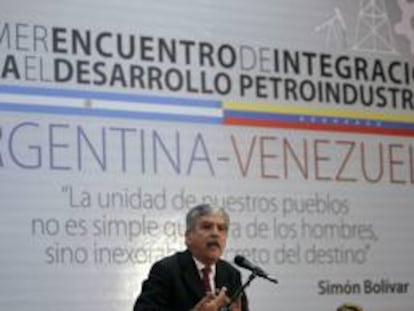 En la imagen, el ministro argentino de Planificación Federal, Julio de Vido (d). EFE/Archivo