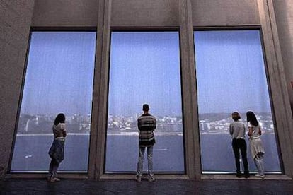 Vista desde el interior de la Domus-Museo del Hombre, inaugurada en abril de 1995 en un  edificio situado en el Paseo Martimo de Riazor, en A Coru?a.