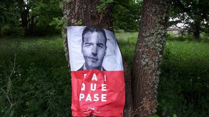 Cartel de Pedro Sánchez fotografiado y difundido por colectivos de defensa medioambiental en Ourense.