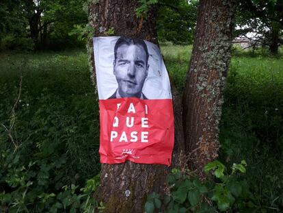 Cartel de Pedro Sánchez fotografiado y difundido por colectivos de defensa medioambiental en Ourense.