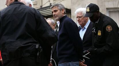 Clooney, en el momento en que fue arrestado frente a la embajada de Sudán en Washington mientras participa en la protesta contra el genocidio en Darfur.