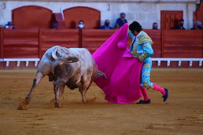 Morante de la Puebla, el sábado con uno de los toros que lidió en El Puerto de Santa María.