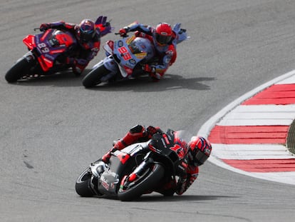 El piloto español Maverick Viñales de Aprilia Racing lidera a los pilotos Marc Márquez y Jorge Martín durante la carrera sprint del Gran Premio de Motociclismo de Portugal, en Portimao, Portugal.