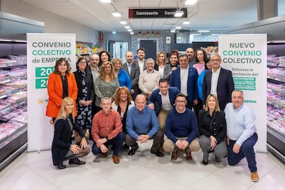 Representantes de Mercadona y los sindicatos, este lunes en la firma del convenio