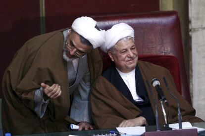 El expresidente de Irán, Alí Akbar Rafsanyani (derecha), habla con un oficial iraní durante la sesión de la Asamblea de Expertos.