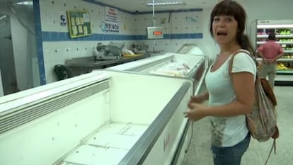 La reportera María Ibáñez, en un supermercado desabastecido en el lado venezolano de la frontera con Colombia.